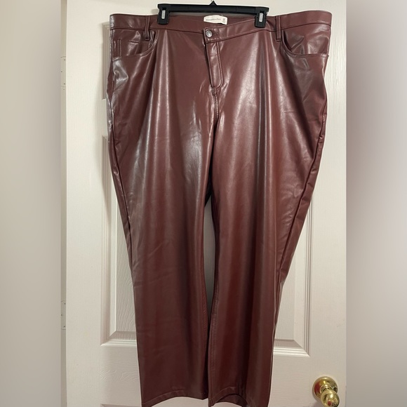 Abercrombie & Fitch Curve Love Criss-Cross Waist
Vegan Leather 90s Straight 22 - Picture 4 of 13